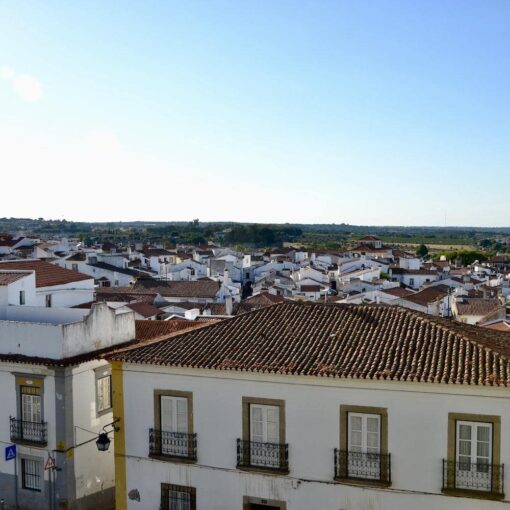 Évora: História, calçadas e jardins exuberantes (Portuguese) (*temporarily unavailable)
