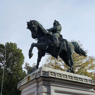 Verona Vittorio Emanuele II statue city game